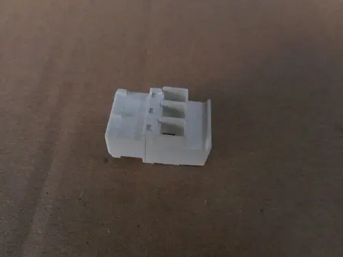 Weißer Stecker mit mehreren Anschlüssen, möglicherweise für Raumthermostate. Gepflegte Oberfläche, geeignet für Remeha Produkte.